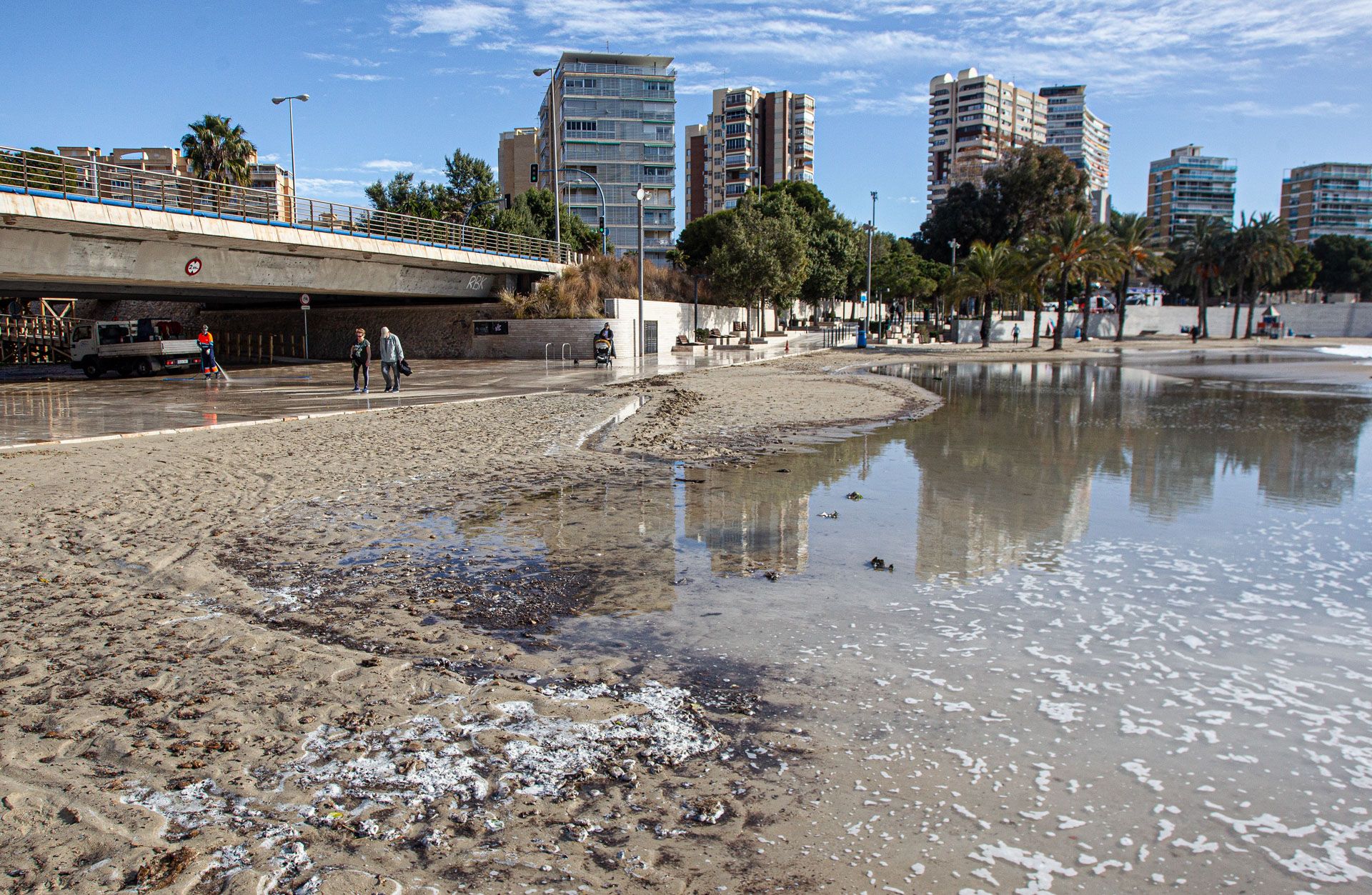 El temporal se deja notar en las playas de Alicante