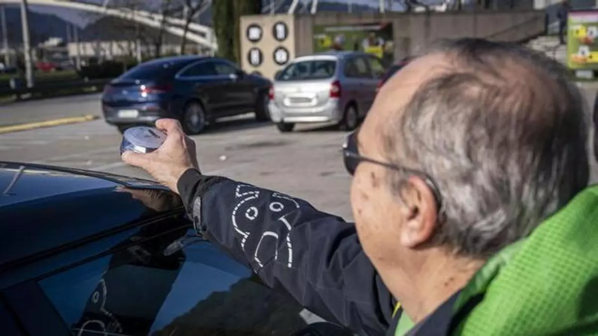 La baliza V16 de la DGT tiene otro problema: "Es posible que, cuando la necesitemos, no funcione"