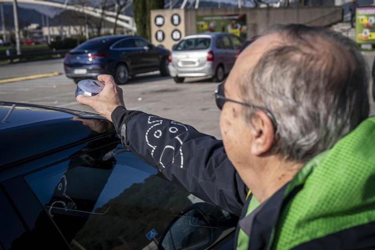La baliza V16 de la DGT tiene otro problema: "Es posible que, cuando la necesitemos, no funcione"