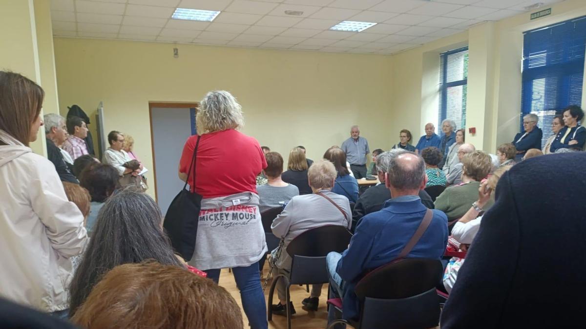 La asamblea vecinal en El Entrego para hablar del problema del cementerio.