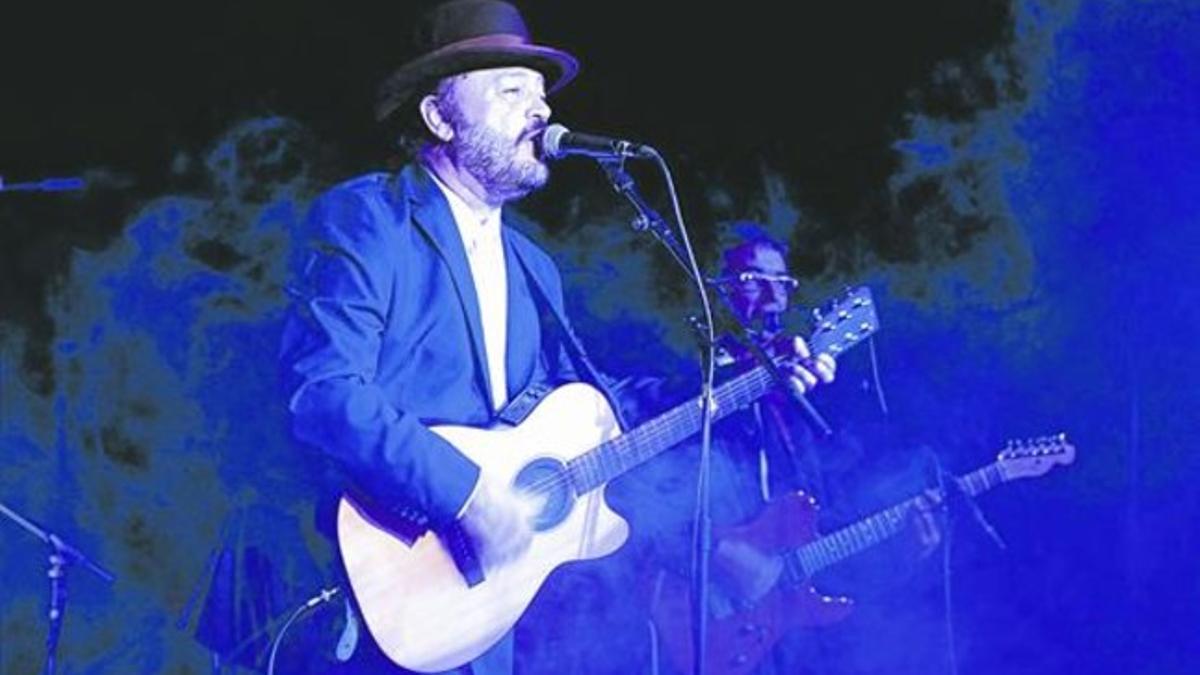 SON LEYENDA. Arriba, Miguel Morales, en un concierto reciente de Los Brincos. Abajo, una formación clásica y, a la derecha, el grupo, pintado por Juan Pardo.