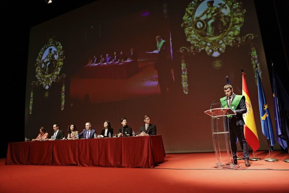 Entrega de diplomas a los graduados de la Facultad