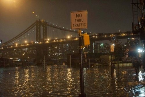 Un hombre hace su camino a través de las inundaciones en el litoral de Brooklyn en Nueva York