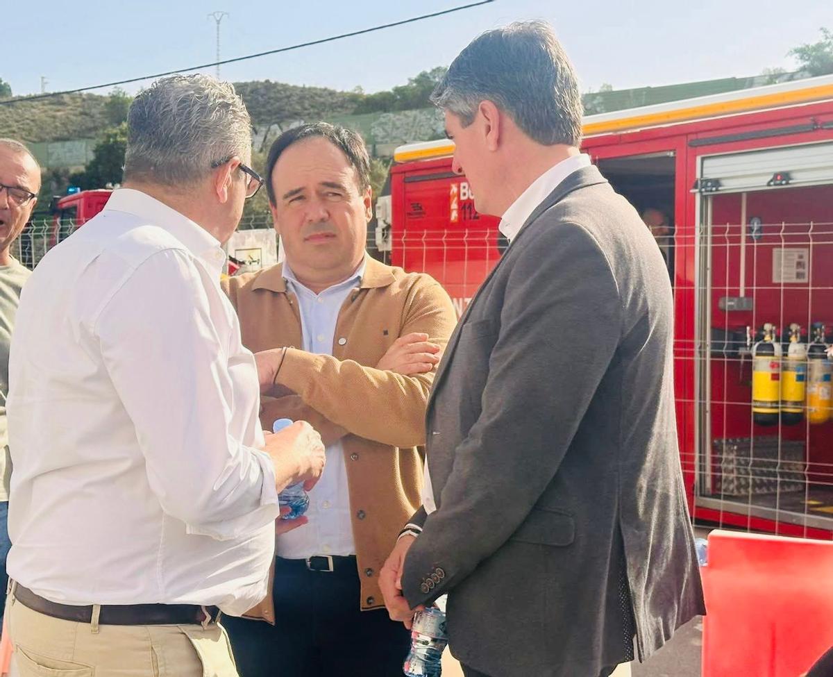 Los tres actuales alcaldes de Finestrat, La Vila y Benidorm, en el Hospital de La Vila.