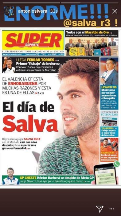 Los jugadores del Valencia felicitan a Salva Ruiz