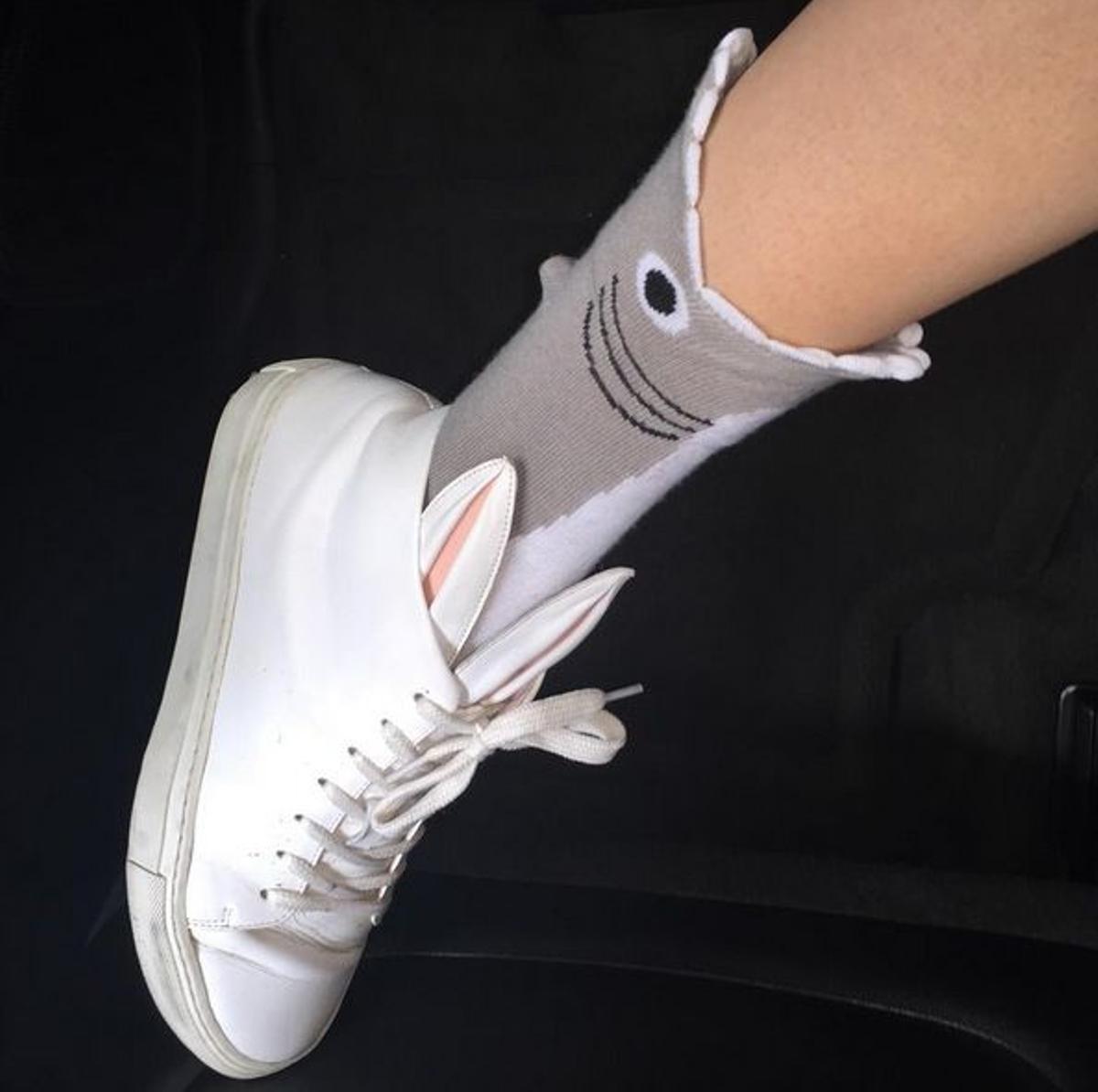 Las zapatillas blancas de Cara Delevingne