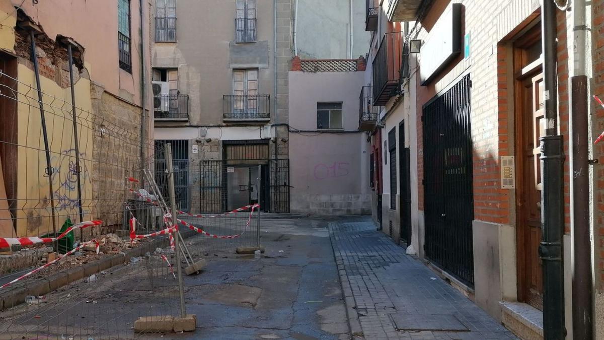 Calle Trasalfóndiga a la que alude la sentencia por la emisión de ruidos de los discobares. | M. J. C.