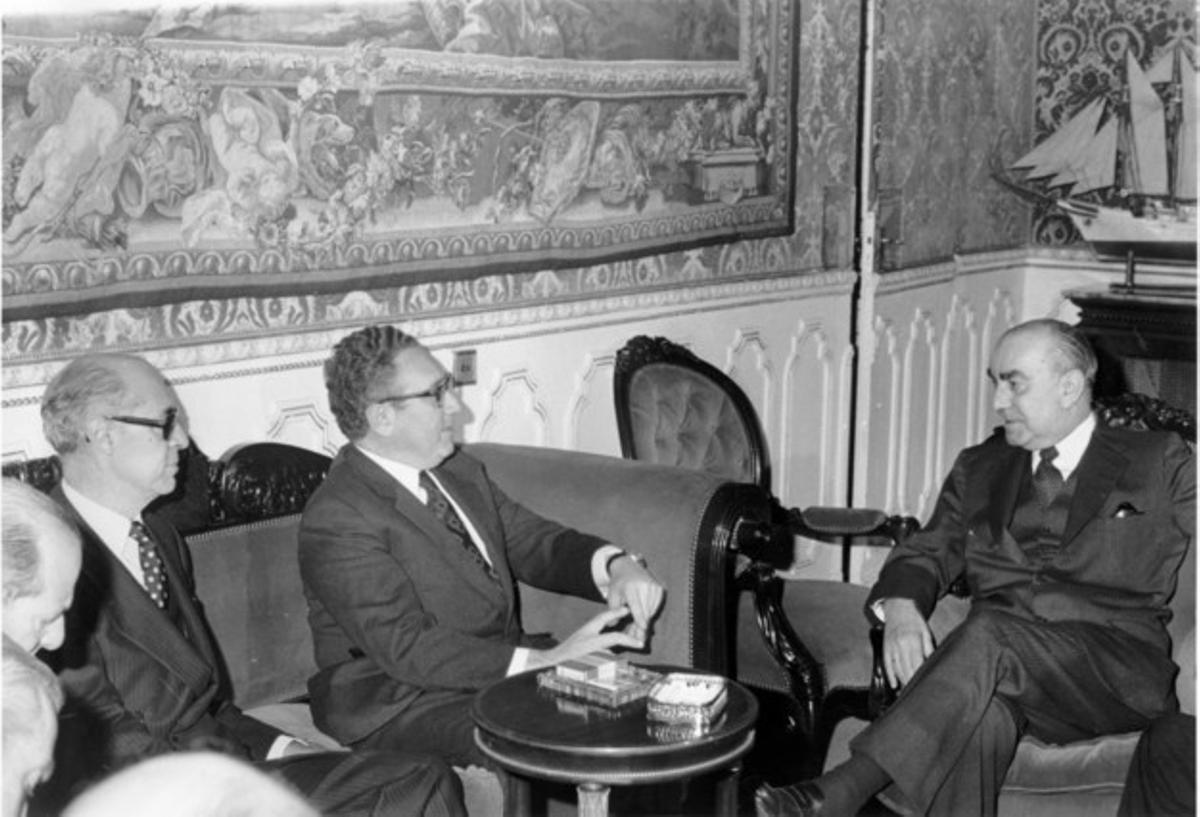 Henry Kissinger (centro) y Carrero Blanco (derecha), durante la entrevista que mantuvieron el 19 de diciembre de 1973.