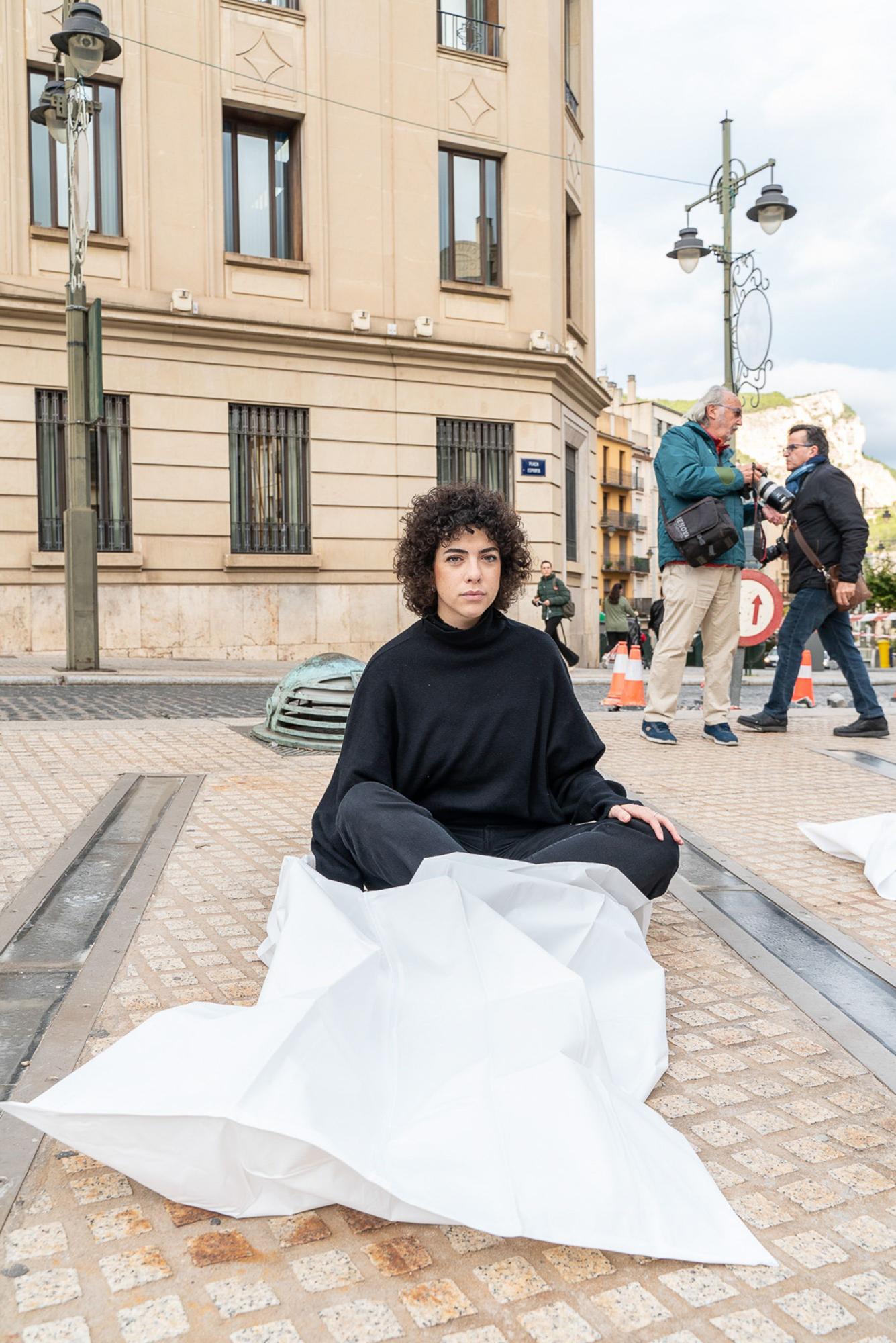 La artista Virginia Jordá pone en escena una "performance" con 38 mujeres envueltas en sudarios ocupando la plaza de España, como homenaje a las asesinadas a lo largo del año