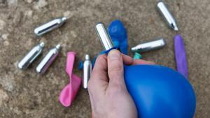 Alerta a Europa pel consum del gas del riure, la droga barata de moda