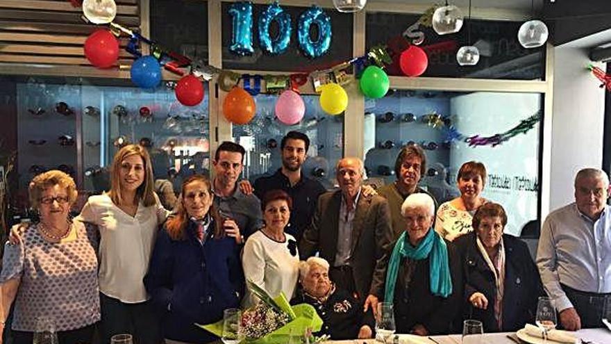 Juana Fernández Antó celebra los cien años rodeada de su familia.