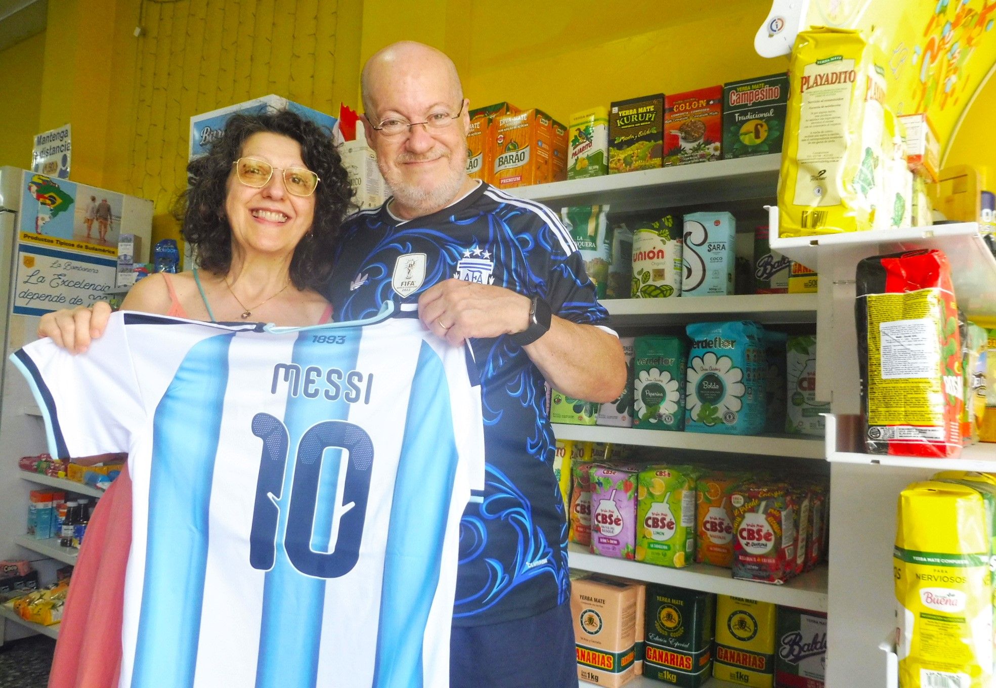 Nancy y Rubén, propietarios de "La Bombonera", con la camiseta de Messi en el establecimiento.