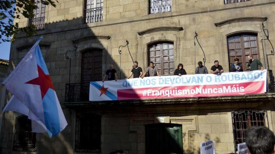 Militantes del BNG ocupan, el martes, el balcón de la Casa Cornide.