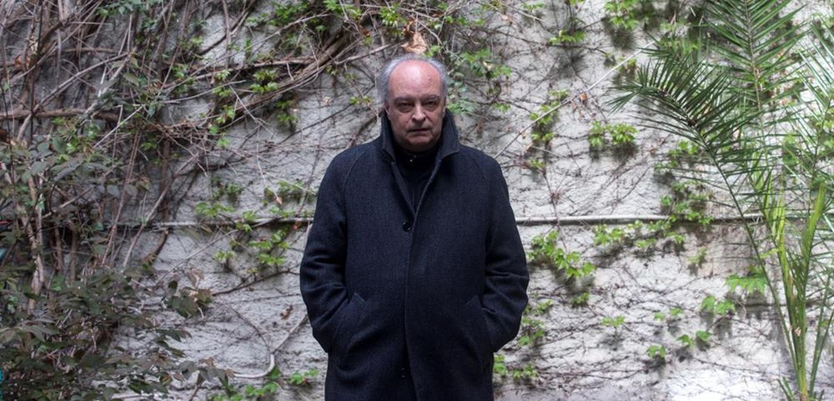 Enrique Vila-Matas: "Los políticos tienen una importancia desmesurada para la vulgaridad de su mundo"