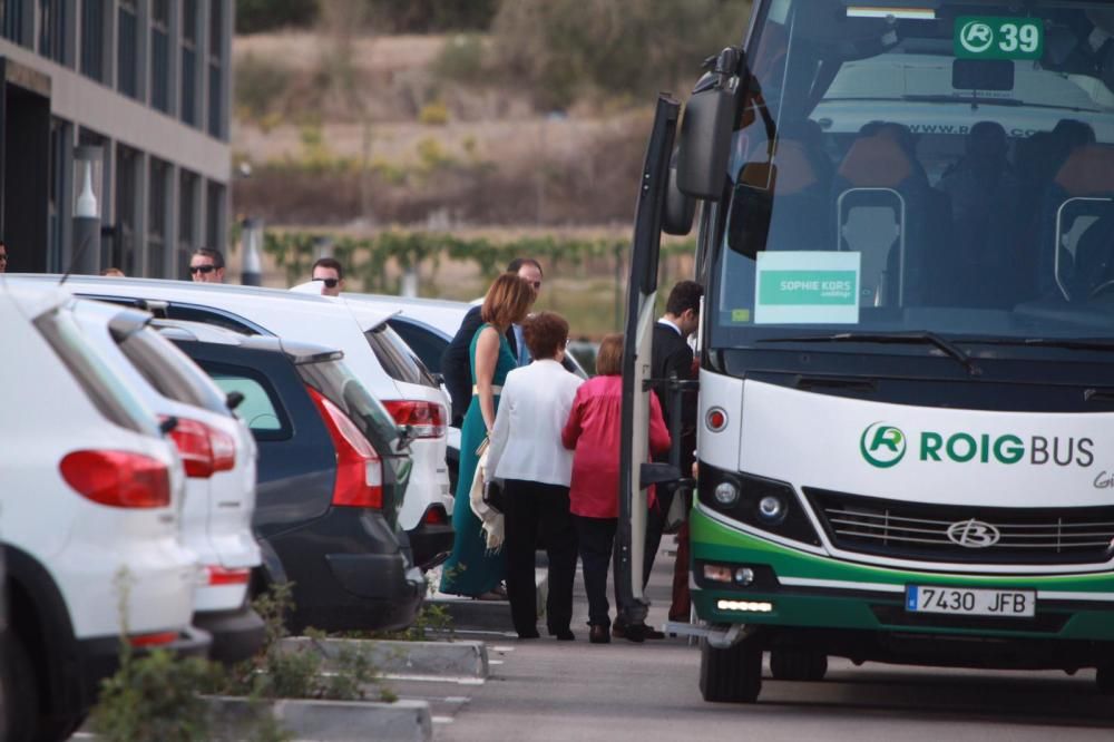 Los familiares de Rafa Nadal subiendo al autobús que los ha trasladado a Pollença.