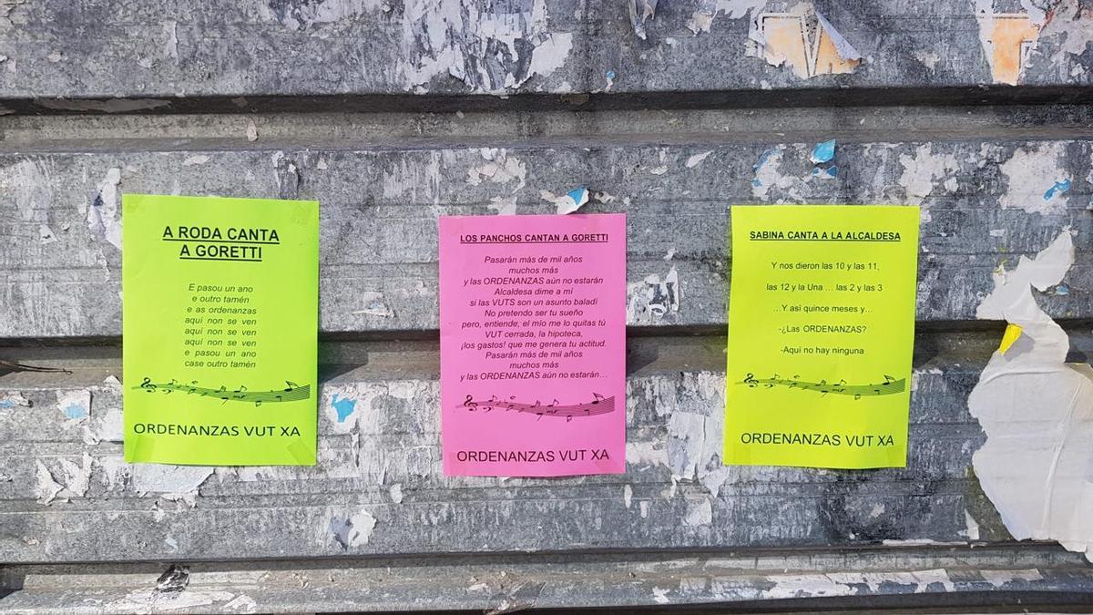 Algunos de los carteles colocados en varias calles de Santiago por el colectivo de viviendas de usos turísticos