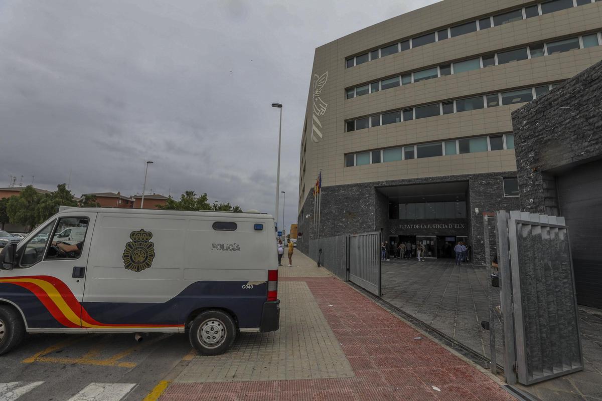 Un furgón policial accede a la Ciudad de la Justicia de Elche