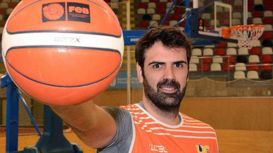 Eduardo Hernández-Sonseca posa con un balón en el Palacio de los Deportes de Riazor.