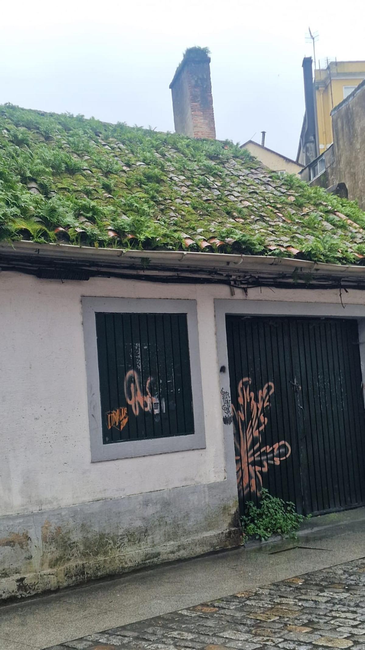 El tejado de una casa en el centro de Vilagarcía.