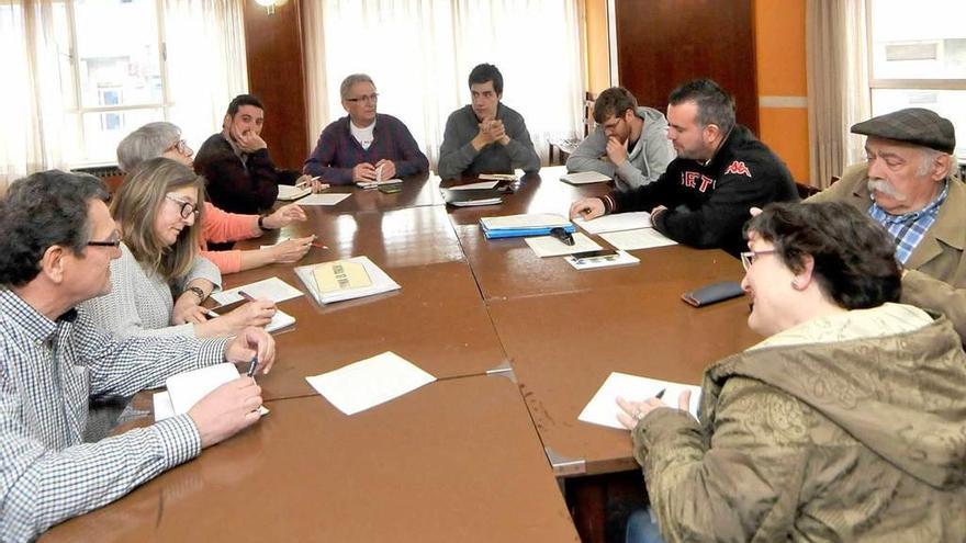 Integrantes de las distintas plataformas a favor del ferrocarril, durante la reunión de ayer.