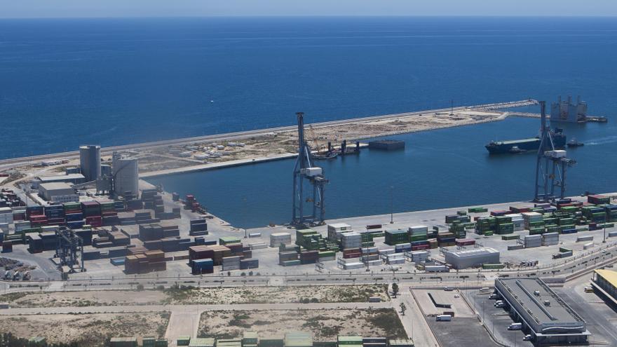 La Plataforma Puerto Sostenible presiona a Barcala en contra de los macrodepósitos en Alicante