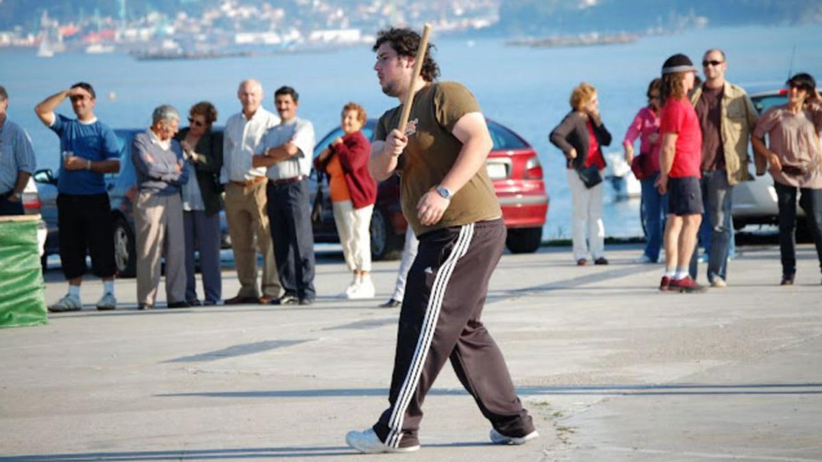 Jugando a la billarda en un torneo en 2008 en Moaña.   | // FDV