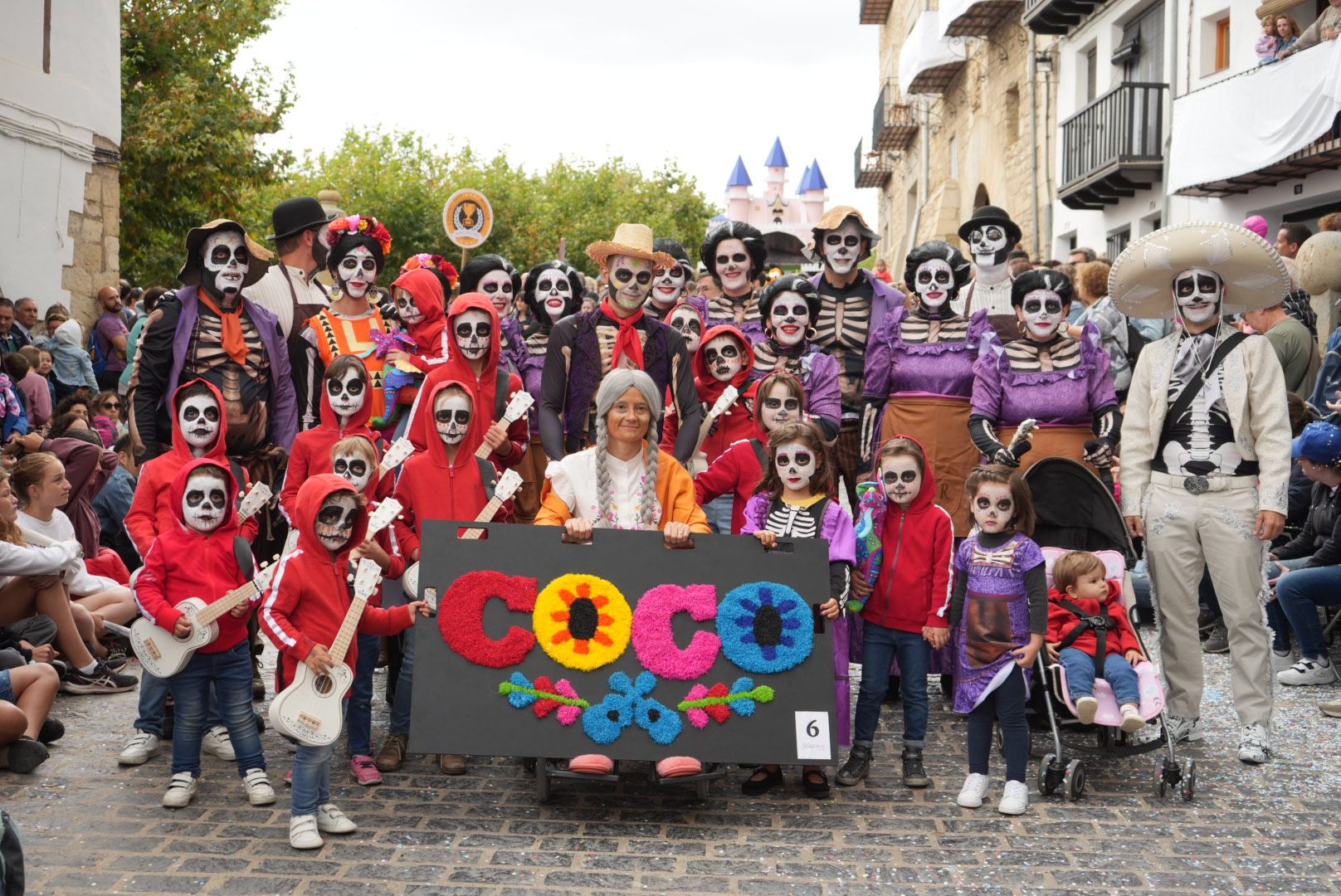 Batalla de confeti y desfile de carrozas en el Anunci de Morella