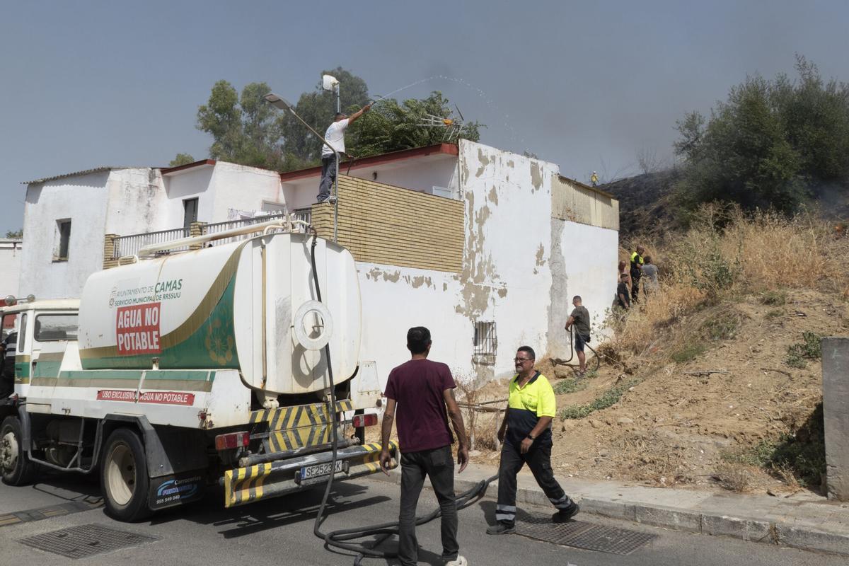 Imagen del incendio en la zona del Cerro del Carambolo en Camas (Sevilla).