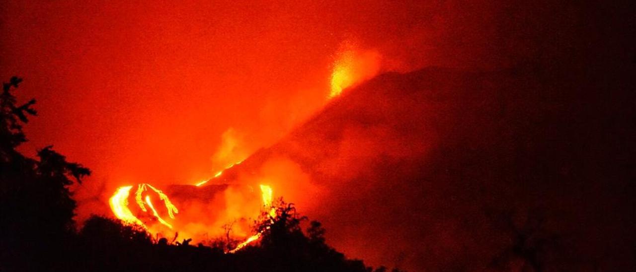 Un momento de la erupción del volcán de La Palma durante la pasada noche.