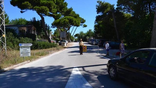 Un guardia de seguridad limita la entrada de vehículos al núcleo costero.