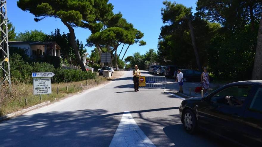 Un guardia de seguridad limita la entrada de vehículos al núcleo costero.