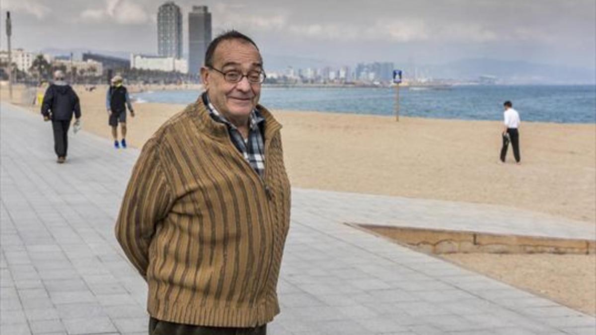 UN RINCÓN INSPIRADOR Manel Pousa, conocido como pare Manel, posa en la playa frente al Club Natació Barcelona, del que es socio.