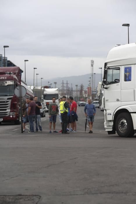 Manifestación de los trabajadores de la compañía Astur-Leonesa ante la entrada del puerto de Avilés