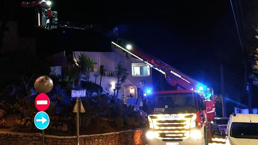 Rescate con autoescala a una persona mayor tras caerse en su casa de Ibiza