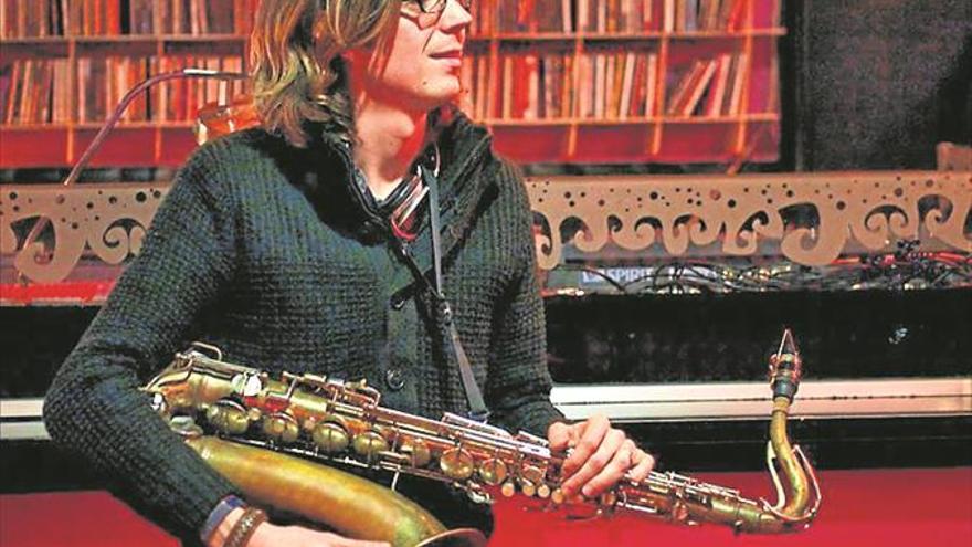 Simon Taylor y su saxofón acercan el jazz al Palasiet