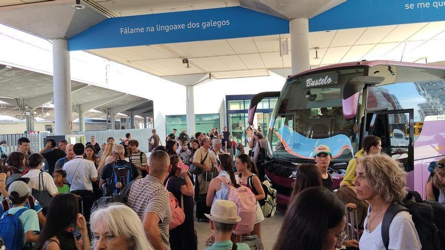 Viajeros del AVE entre Madrid y Vigo afectados por el corte Ourense-Santiago de Adif y Renfe: «No nos han sabido decir nada»