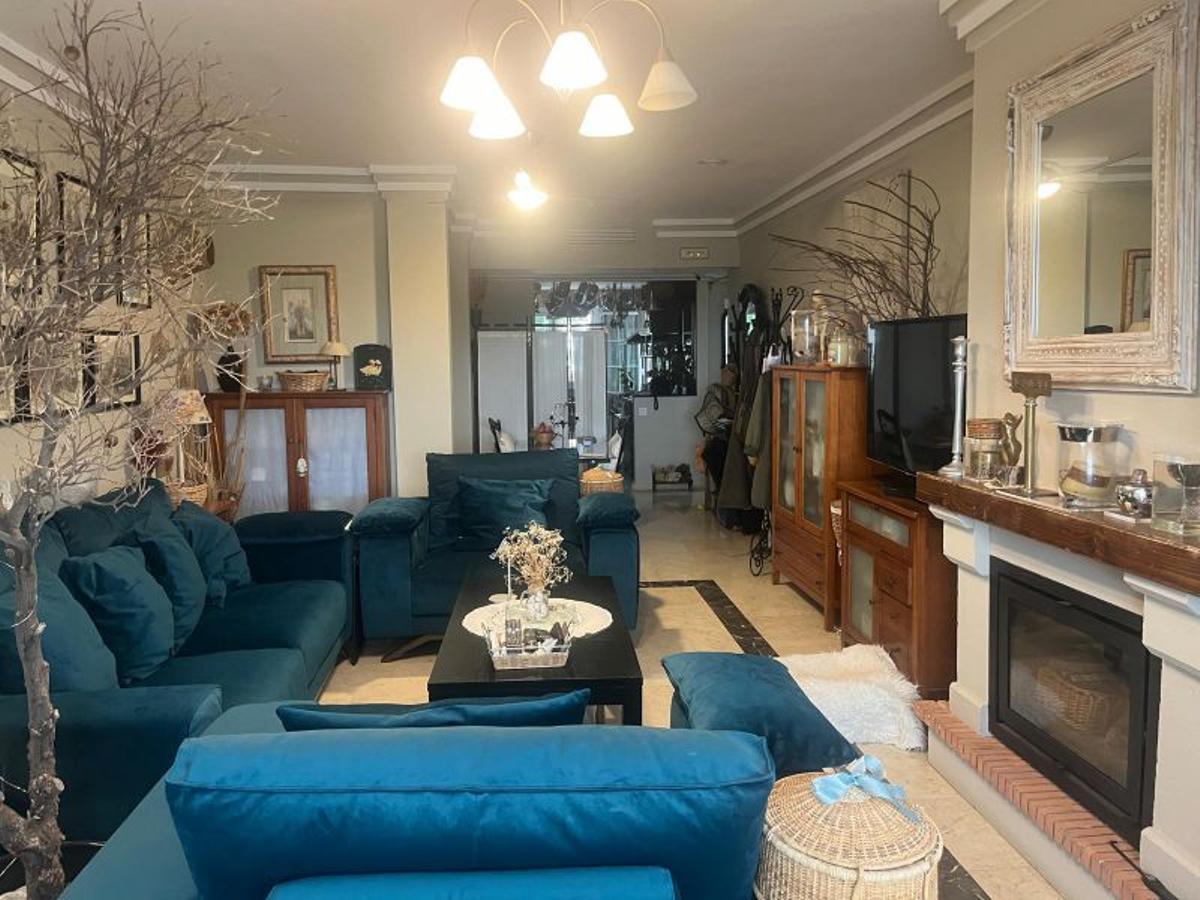 Salón de piso con piscina y terraza en Río Real Golf Village, Marbella