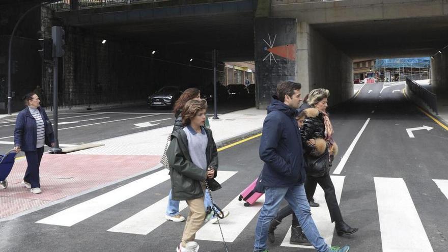 peatones cruzando un paso de cebra, con los cinco carriles de Nicolás Soria abiertos al tráfico.