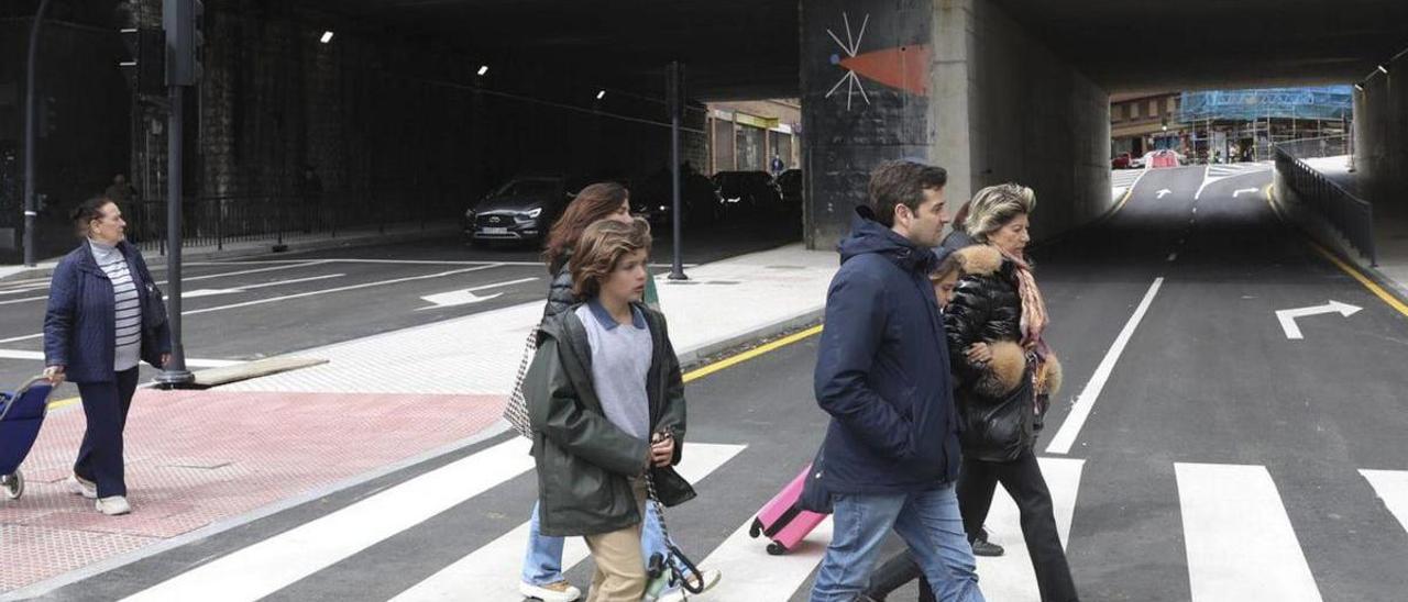peatones cruzando un paso de cebra, con los cinco carriles de Nicolás Soria abiertos al tráfico.