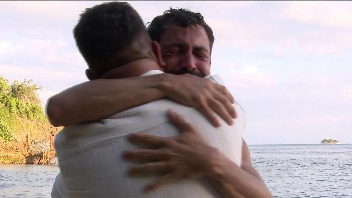 Joshua abrazando a su padre.