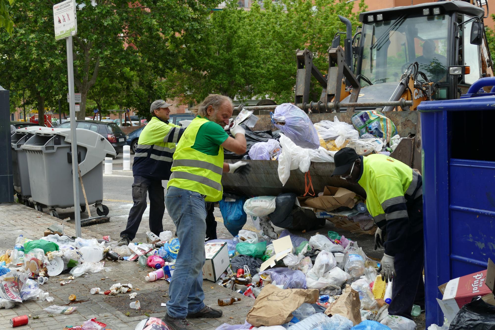 Segueixen les tasques de recollida de deixalles a Figueres