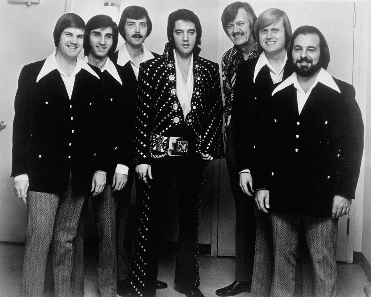 Elvis, con el grupo vocal J. D. Sumner & The Stamps, que le acompañó en las sesiones de Stax y Grceland y en el concierto en el Mid-South Coliseum