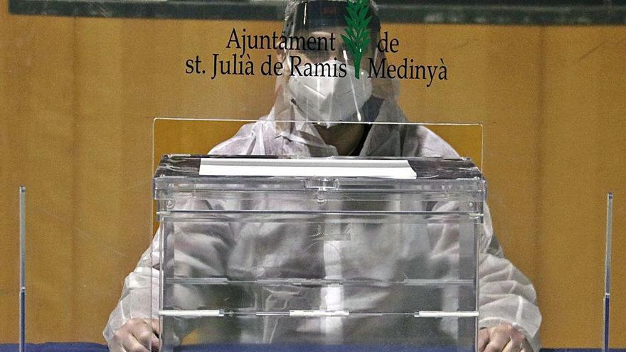 El president d&#039;una mesa electoral en el simulacre de votació que es va fer dijous a Sant Julià de Ramis per provar les mesures anticovid.