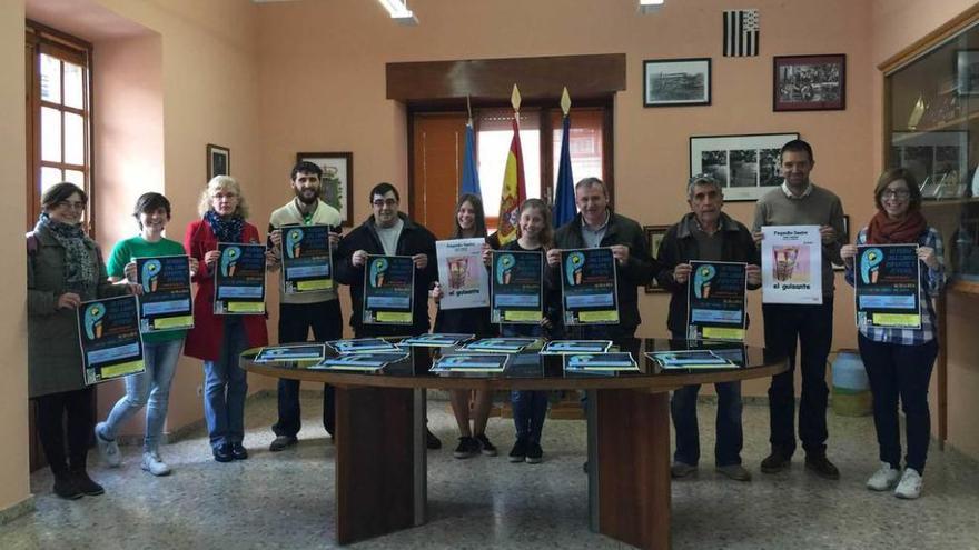 Por la izquierda, Raquel Rozada, Aida Sánchez, Luz Pérez, Dan Miravalles, José Manuel Collado, Elena García, Marina Fernández, Emilio Longo, Javier Hermida, Juan Antonio Pérez y Elena García, ayer en la presentación.