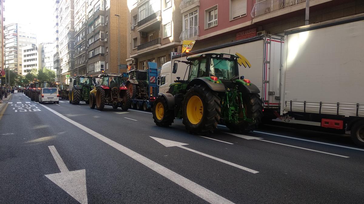 Continúa la llegada de tractores y camiones