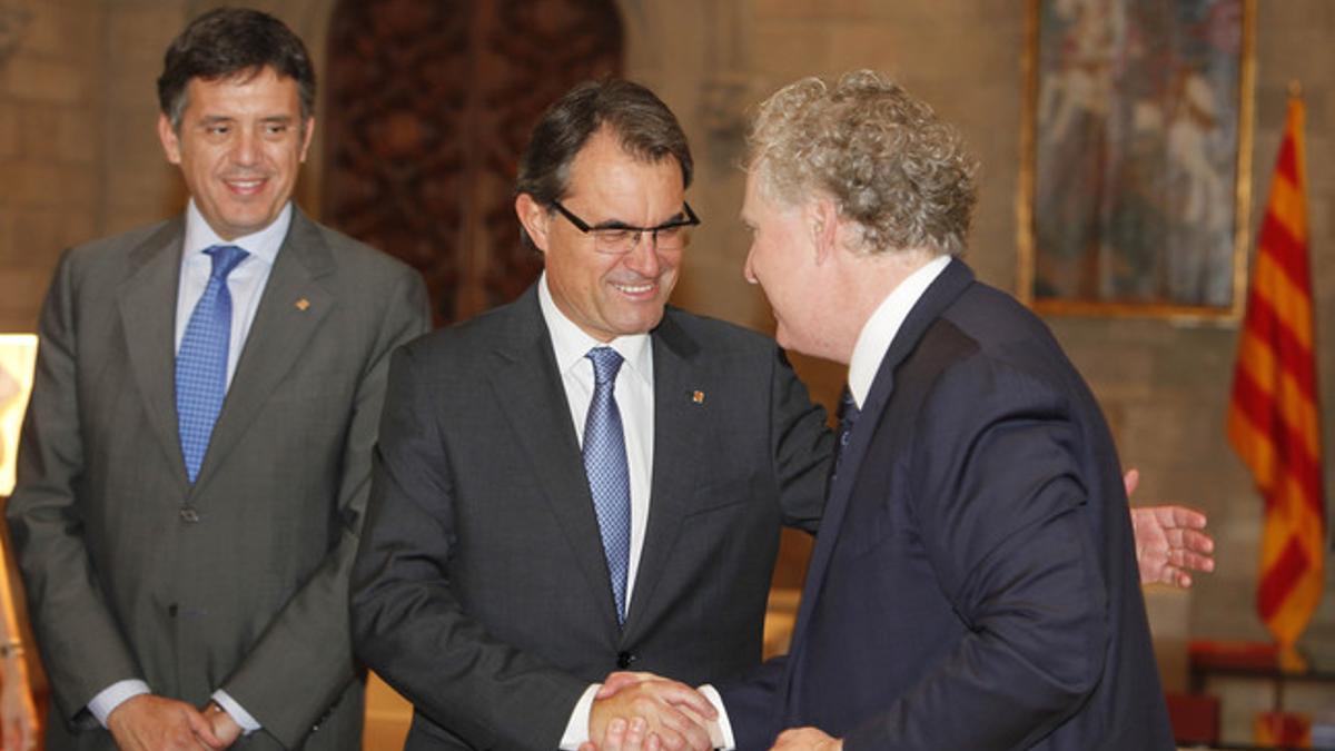 Artur Mas recibe al primer ministro de Quebec, Jean Charest, ante el conseller de Territori, Lluís Recoder.