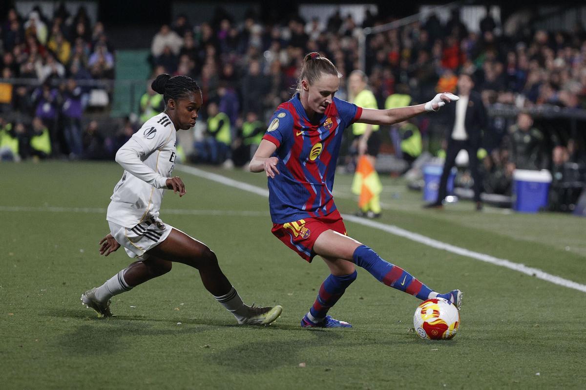 CASTELLÓN, 24/01/2026.- La jugadora noruega del FC Barcelona, Graham (d), controla el balón ante la delantera colombiana del Real Madrid, Linda Caicedo, durante el encuentro correspondiente a la final de la Supercopa de España que disputan hoy sábado FC Barcelona y Real Madrid en el estadio Castalia de Castellón. EFE / Manuel Bruque.
