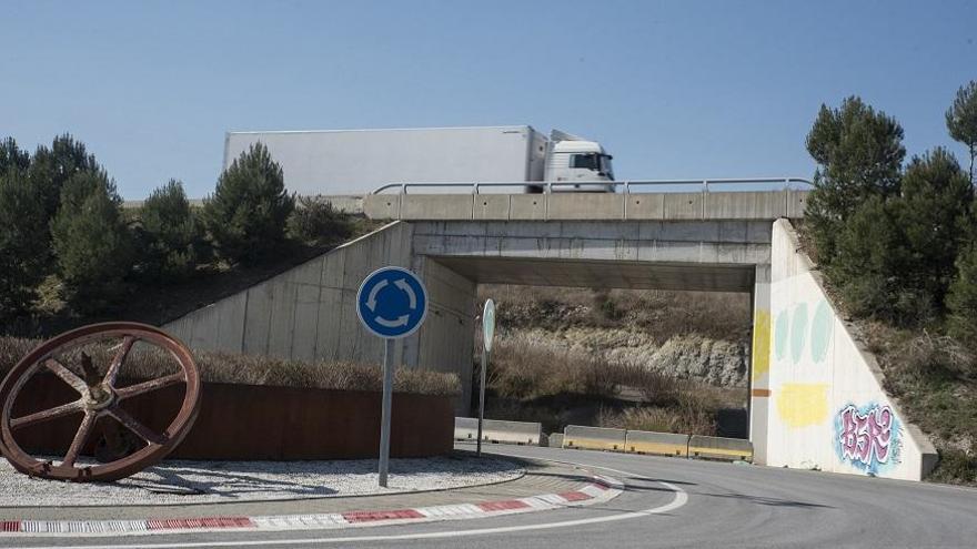 El carril que s&#039;ha de construir ha de connectar amb aquesta rotonda per sota la carretera