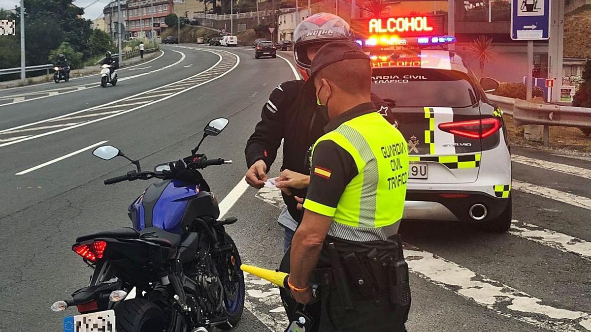 Un agente de la Guardia Civil de Tráfico durante un control de alcohol y drogas el fin de semana. |   // G. C.