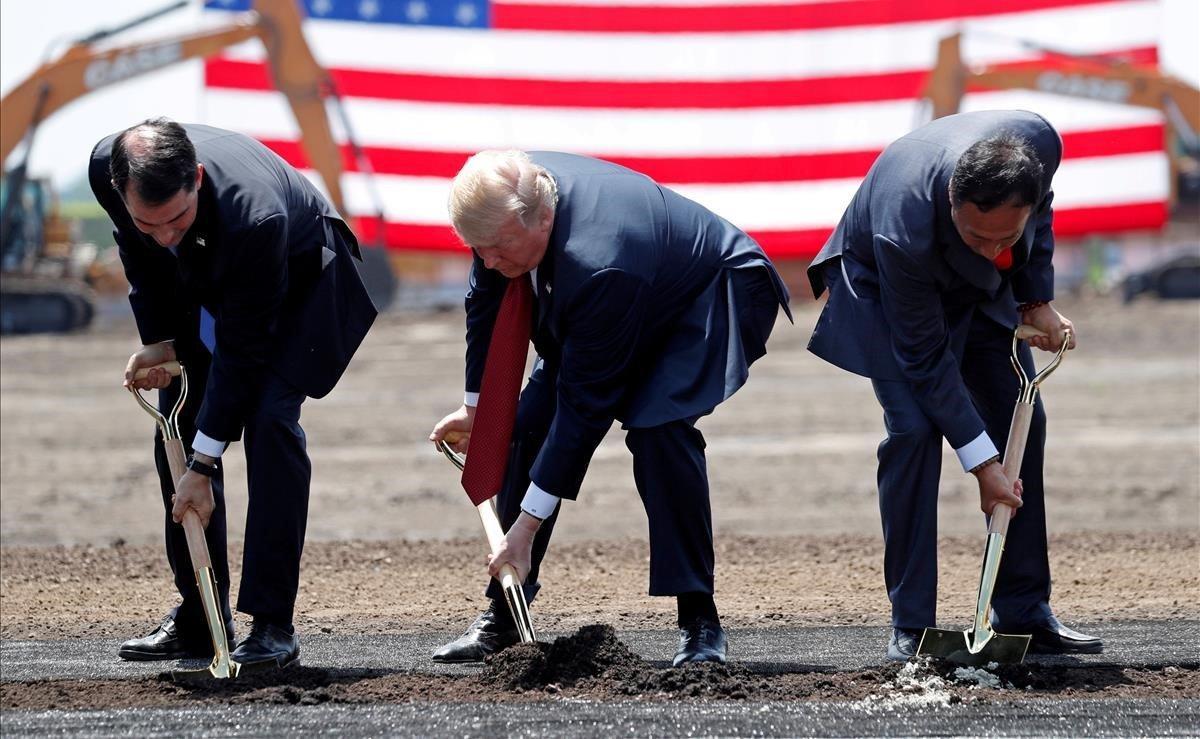 El presidente de los EE. UU., Donald Trump participa en una innovadora reunión con el gobernador de Wisconsin, Scott Walker, y el presidente de Foxconn, Terry Gou, durante una visita al nuevo sitio de Foxconn en Mount Pleasant, Wisconsin. 